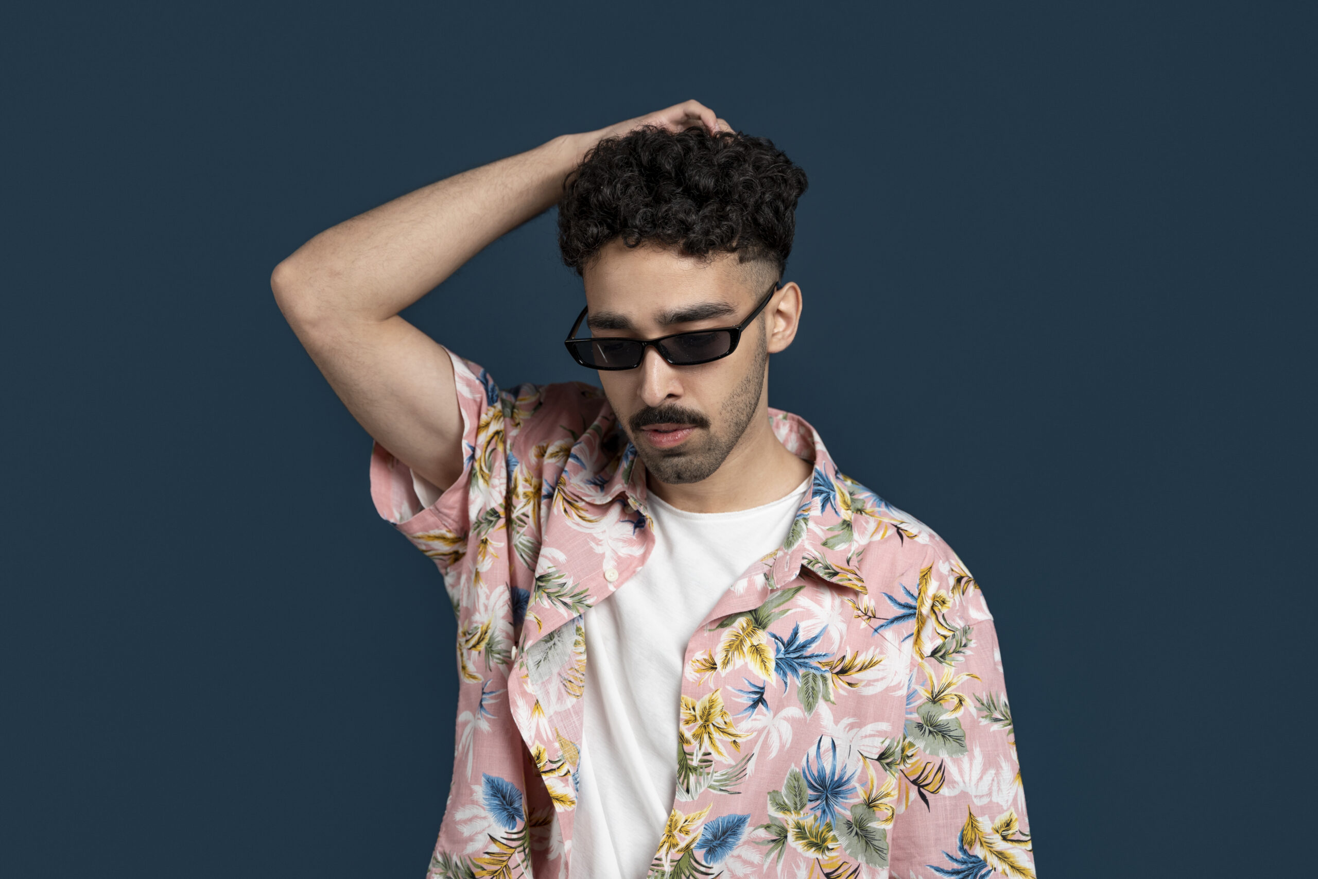 medium-shot-man-with-hawaiian-shirt-wearing-sunglasses